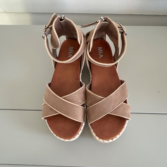 MIA Tan Platform Sandals - Picture 5 of 13